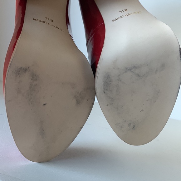 Woman’s red patent leather shoe - Picture 4 of 4